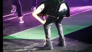 Justin Bieber Pukes On Stage!