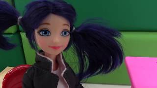 Video con i giocattoli. Giochi per bambini con le bambole. Ladybug e Chat Noir vanno a scuola