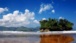 Menikmati Keindahan Pantai Pelang di Trenggalek
