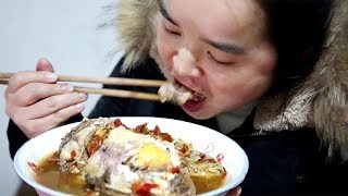 苗大姐家田里抓鱼，十几个小伙吃肉喝酒，家里热闹得不得了【苗阿朵美食】