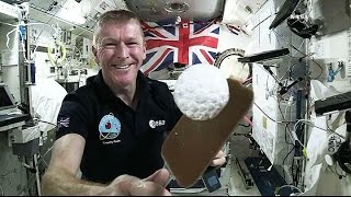 Astronauta jugó al ping-pong en el espacio