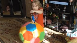 VLOG: Накачиваем фитбол для малышки. Тестируем/ Sasha is pumping up a fitball