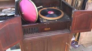 Demonstrating an American  Pathe Actuelle model H Gramophone Phonograph C 1923