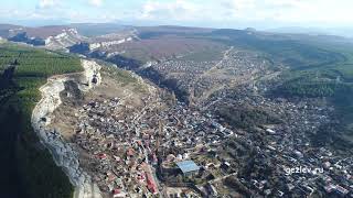 Крым Ханский Дворец в Бахчисарае, панорама города и окрестностей вид с квадрокоптера