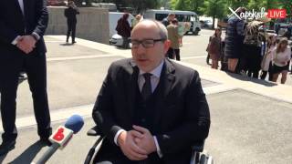 Интервью Кернеса возле Северного корпуса университета Каразина.