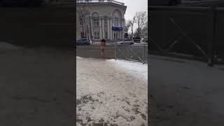 Голая женщина гуляет по центру Южно-Сахалинска