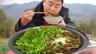 【超小厨】小厨室外摆酒席，折耳根无限供应，爆辣青椒猪头肉，前方狗粮来袭！