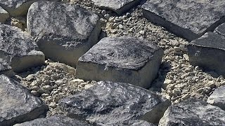 У Коломиї з-під коліс автівок вилітає бруківка, яку виклали рік тому