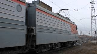 Отправка грузового поезда во главе электровоза ВЛ10-1807 на ст. Раевка