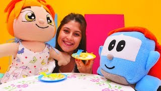 Ayşe  oyuncak kamyon Leo için pasta yapıyor