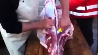 Венгр разделывает свинную тушу, оригинально!