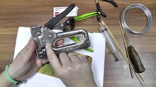 Крепим стойки к донышку степлером. Плетение из газетных трубочек