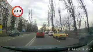 Киев. Русановка. 
Утро. Люди спешат:)

 А потом мамка рыгает со слезами на глазах и отца трясет рядо