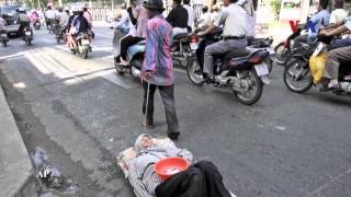 TPHCM: Không cho tiền người hành khất