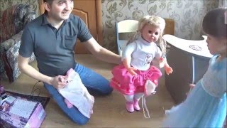 Вика распаковывает интерактивную куклу Ксюша Ласкина