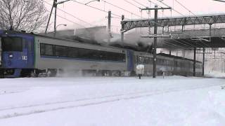 雪が舞う新旭川駅を通過する特急オホーツク１号＆特急スーパー宗谷１号