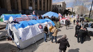 Палаточный городок оппозиции на проспекте Руставели у парламента Грузии
