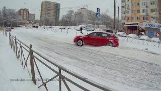 Забуксовал в снегу (Москва, ЮАО).