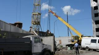 В Саратове выравнивали падающий кран