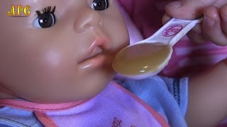Беби Бон Тёма кушает яблочное пюре и пьет сок!