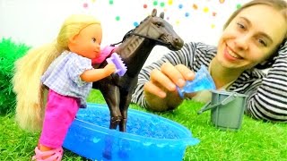 Кукла Штеффи идет кататься на лошади. Видео для девочек