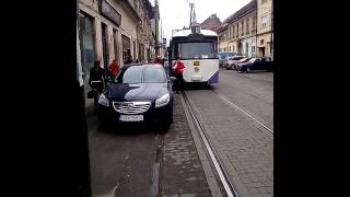 Un sofer a dat peste cap circulatia tramvaielor in Piata Traian