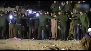 لحظة اخراج جثة المرحوم عياش من تحت الأرض وسط تكبيرات المواطنين ??