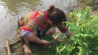 Primitive family: Girl foraging, trapping catfish