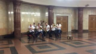 Заводные ребята в Московском метро (Amazing street band in Moscow)