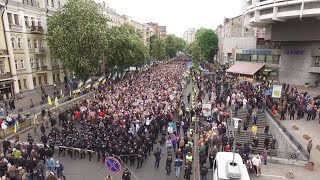 Учасники акції «Безсмертний полк» і націоналісти побилися через червоно-чорний прапор