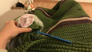 Ковёр крючком из трикотажной пряжи. Последние петли.