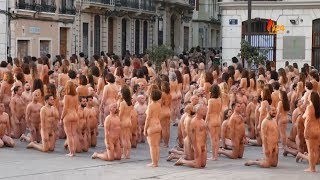 Hundreds of girls undress for a photo shoot / Сотни девушек раздеваются для фотосессии