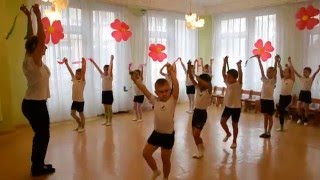 Ритмический танец на спортивном празднике в детском саду