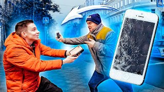 РАЗБИВАЮ ТЕЛЕФОНЫ ЛЮДЯМ и ДАРЮ им НОВЫЕ IPHONE 11 PRO MAX!