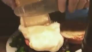 RACLETTE , raspando o queijo nos pratos