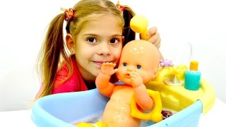 Oyuncak bebek ile banyo oyunu. Kız oyunları
