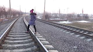 Мужчина погиб под поездом, спасая девушку