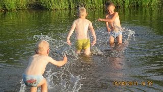 Дети весело купаются и играют на речке!!!