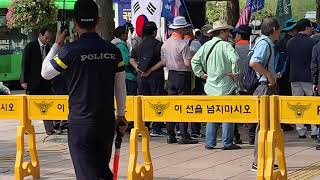 양산 쓰고 근무하는 대한민국 경찰: 좌파 포퓰리즘이 군에 이어 경찰까지 정신무장 해제하나 [심동보자유애국TV] (2019.9.15)