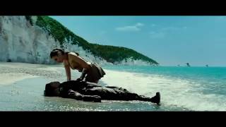 Diana Saves Steve Trevor From Drowning at The Sea (Wonder Woman 2017)
