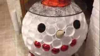Réaliser un bonhomme de neige avec des verres en plastique
