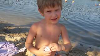 На пляже открываем киндер сюрприз Миньон. Видео для детей. Rest on the beach.Open the kinder Minion
