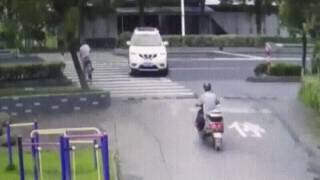 Ce cycliste voit une voiture lui passer par dessus mais a la chance de sa vie
