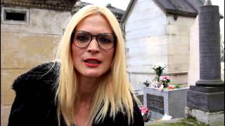 Jane Alexander sulla tomba di Jim Morrison. Forse l'emozione eh eh...