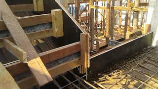 Escada com patamar em balanço com forma e ferragem pronta para o concreto