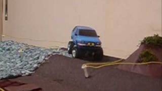[部屋クロ]1/32ミニ四駆いすゞミュー(中国製R/C改)のオフロード試走