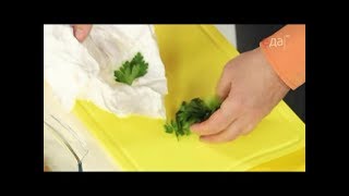Как быстро ОБСУШИТЬ ЗЕЛЕНЬ от воды В салфетке / от шеф-повара / Илья Лазерсон / Мировой повар