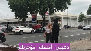 بنت مثيرة وقفت في الشارع لفترة فشاهد حالات التحرش من الشباب و أيضآ كبار السن ! قناة في امريكا