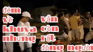 đêm về khuya nhưng vẫn còn đông người đến xem vụ tuấn khỉ/minh phương vlogs