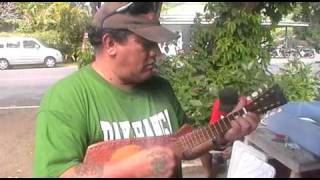 rarotongan ukelele player at the market